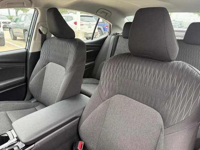 2025 Toyota Camry LE - Photo 12