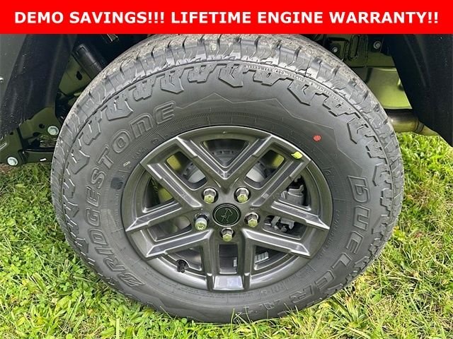New 2026 Bright White Clear-Coat Exterior Paint Jeep Sport S image 25