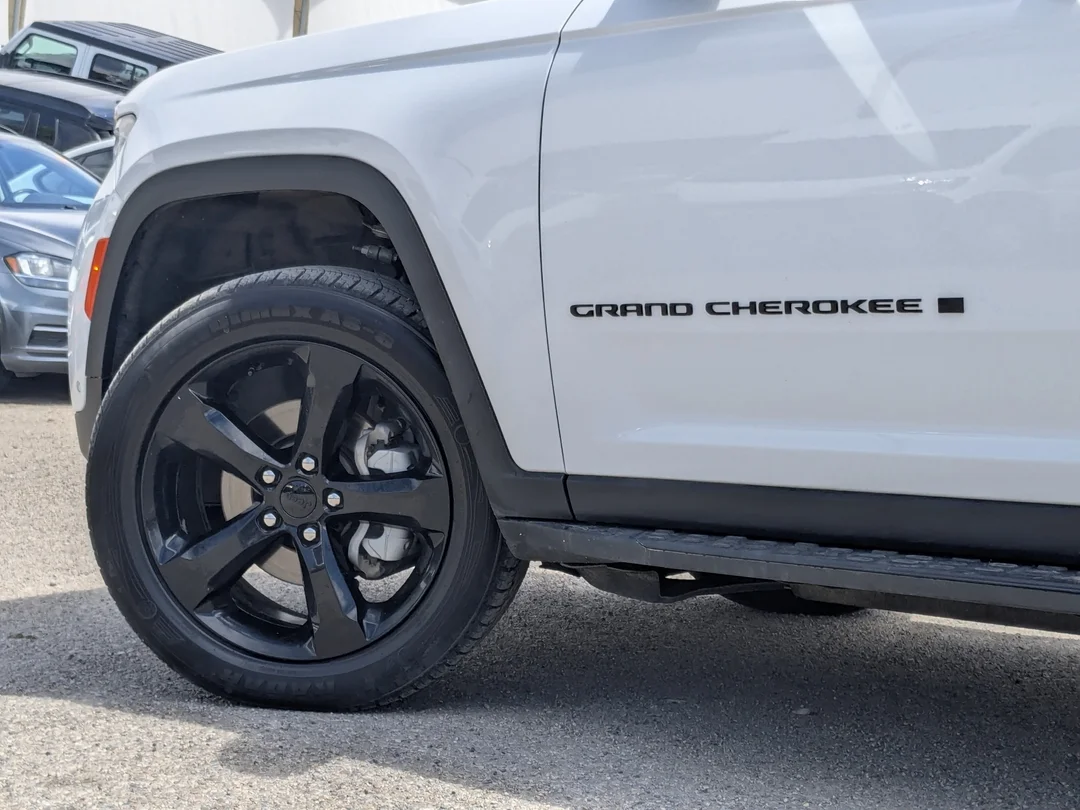 Certified Used 2024 White Jeep Limited - - 4x4 - Luxury Grp II - Safety Grp - Capri Leather - Dual-Pane Sunroof & More! image 9