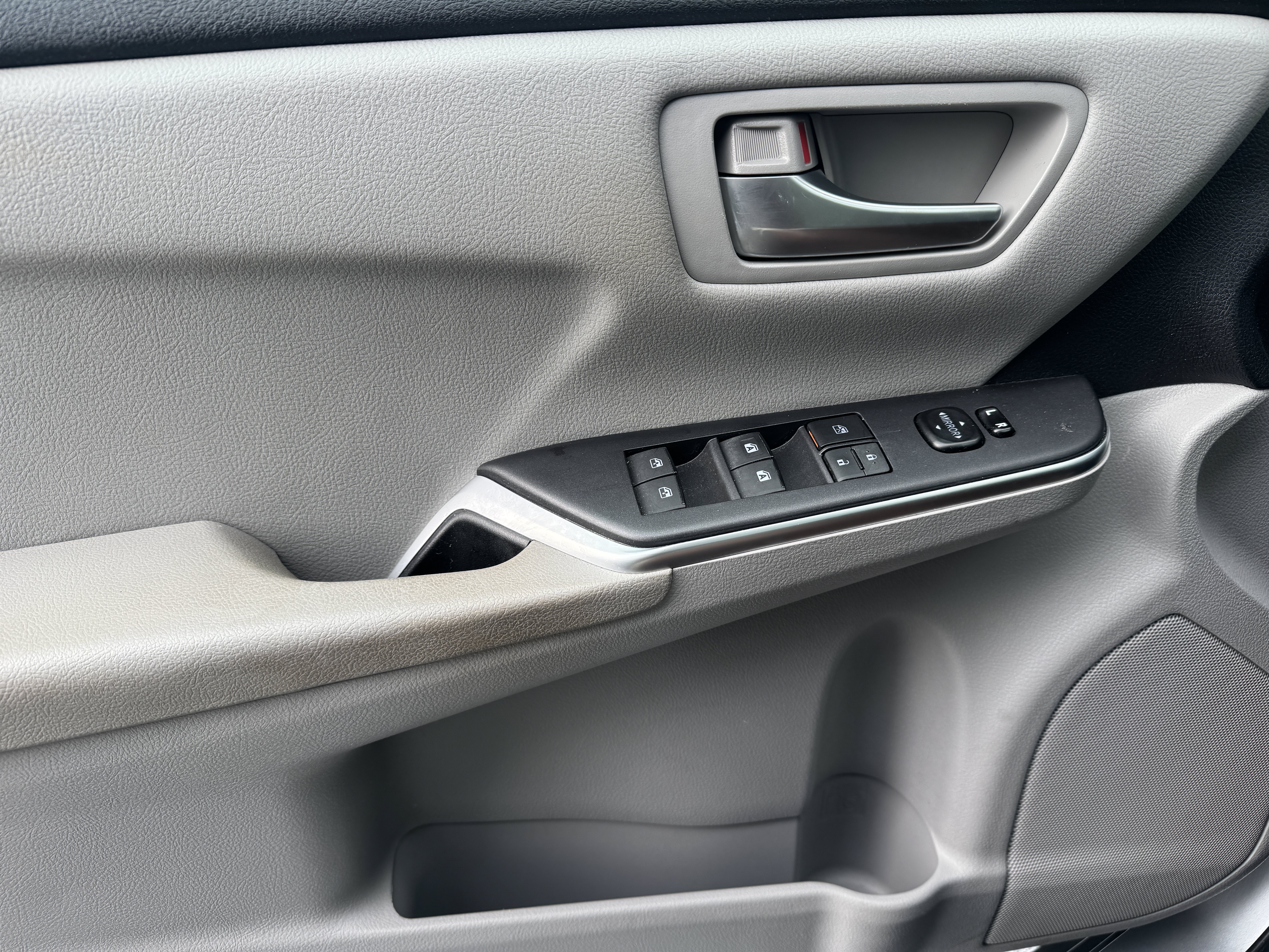 Used 2015 Celestial Silver Metallic Toyota SE image 9