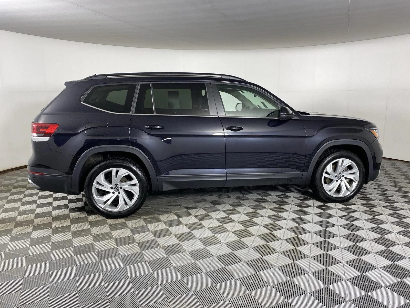 Used 2021 Deep Black Pearl Volkswagen 3.6L V6 SE w/Technology image 8