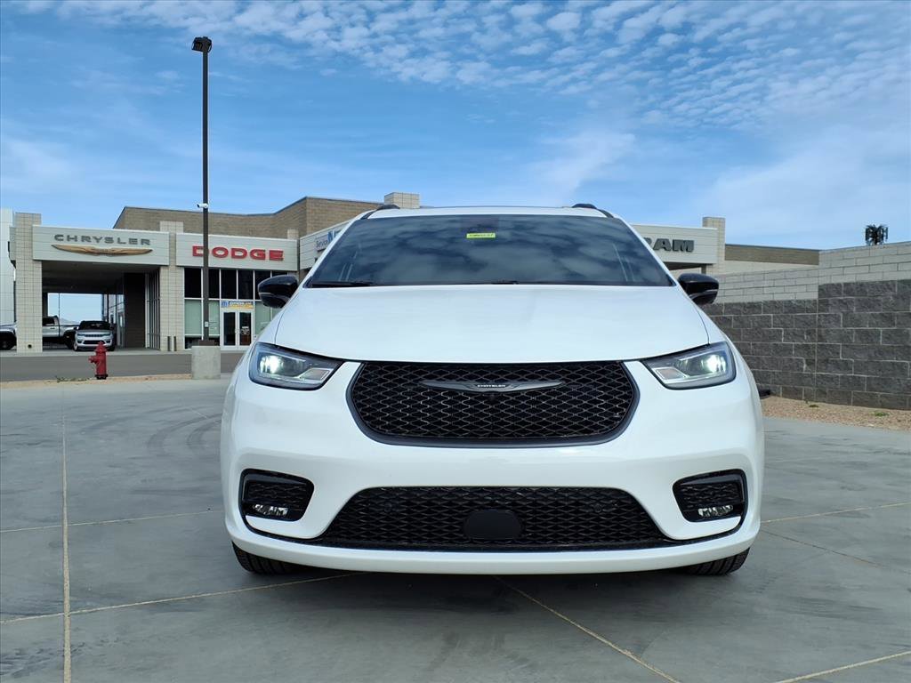 New 2026 Bright White Clear-Coat Exterior Paint Chrysler Limited image 2