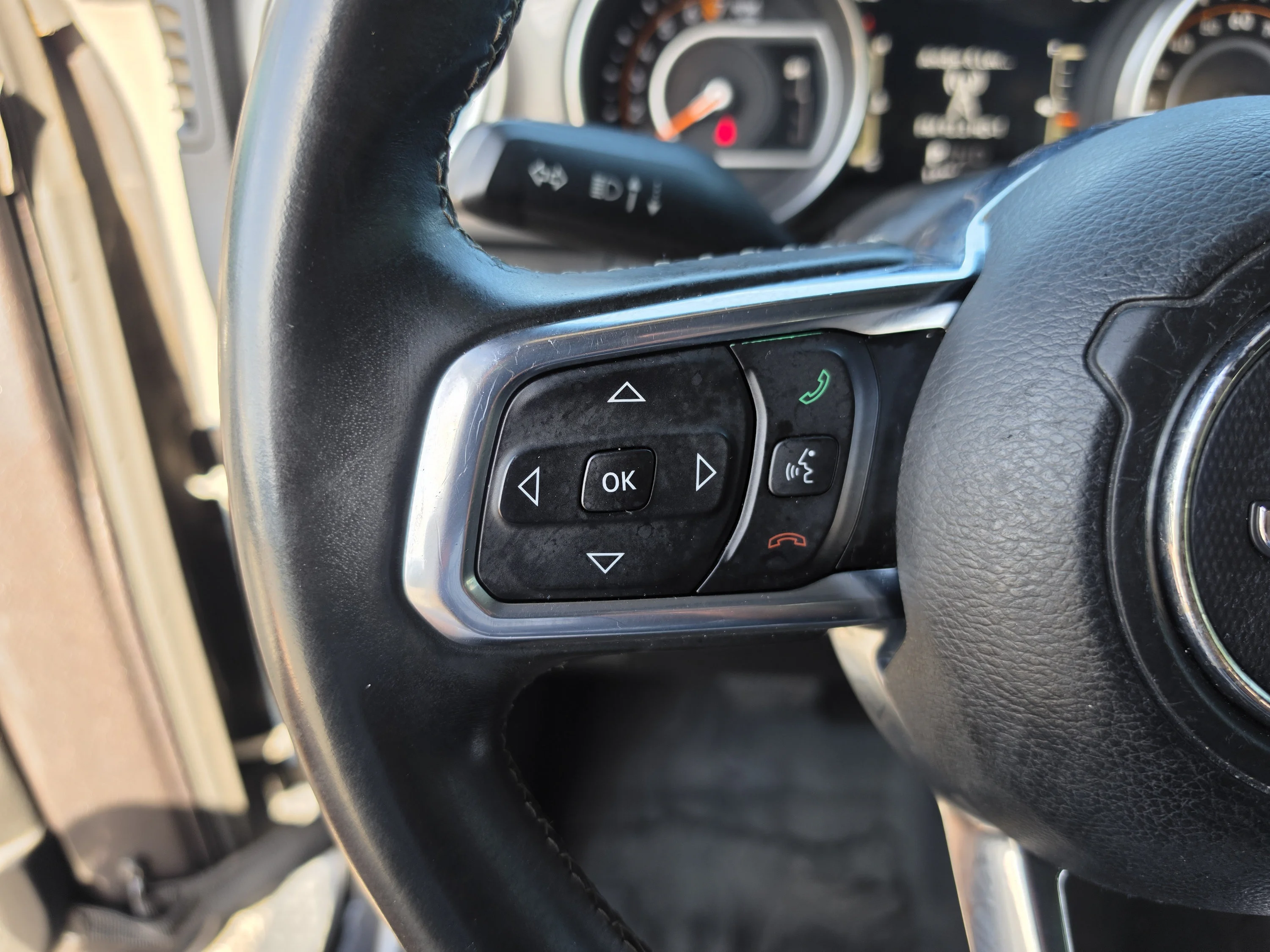 Used 2018 Granite Crystal Metallic Clearcoat Jeep Sahara image 32