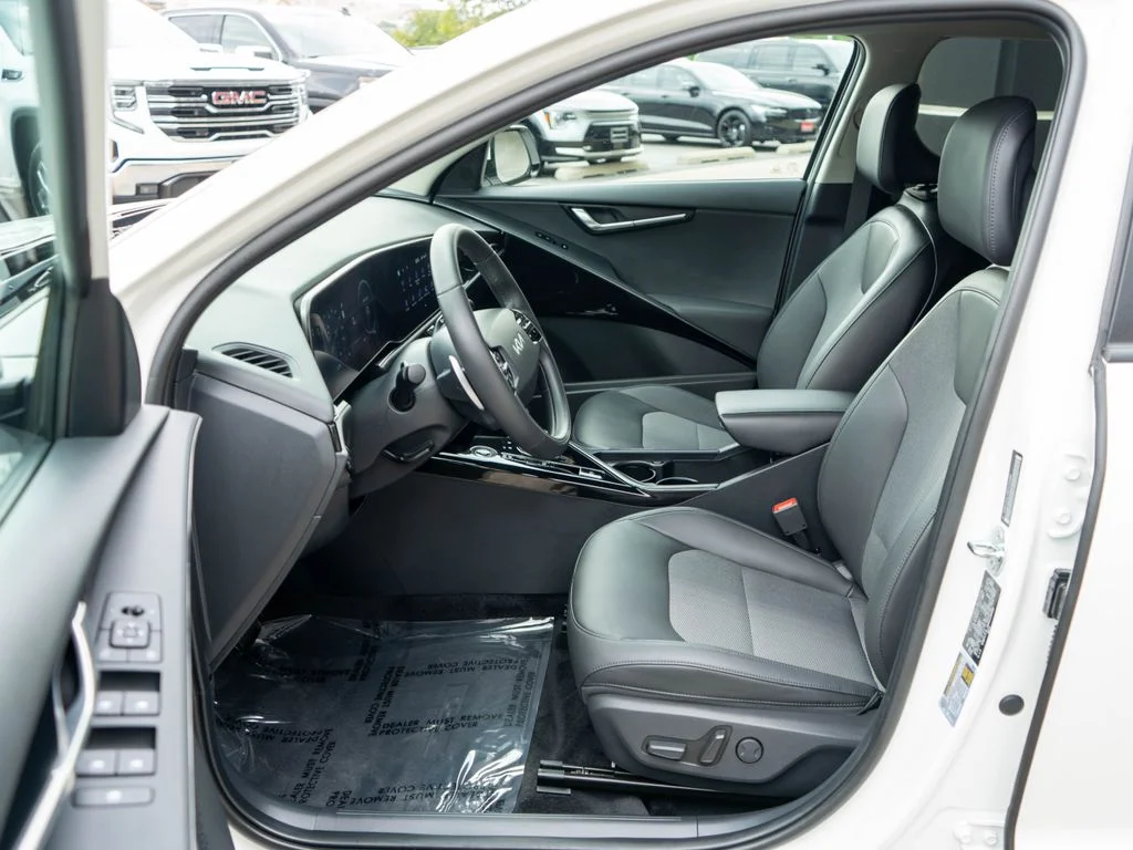 Certified Used 2024 White Kia Wind image 11