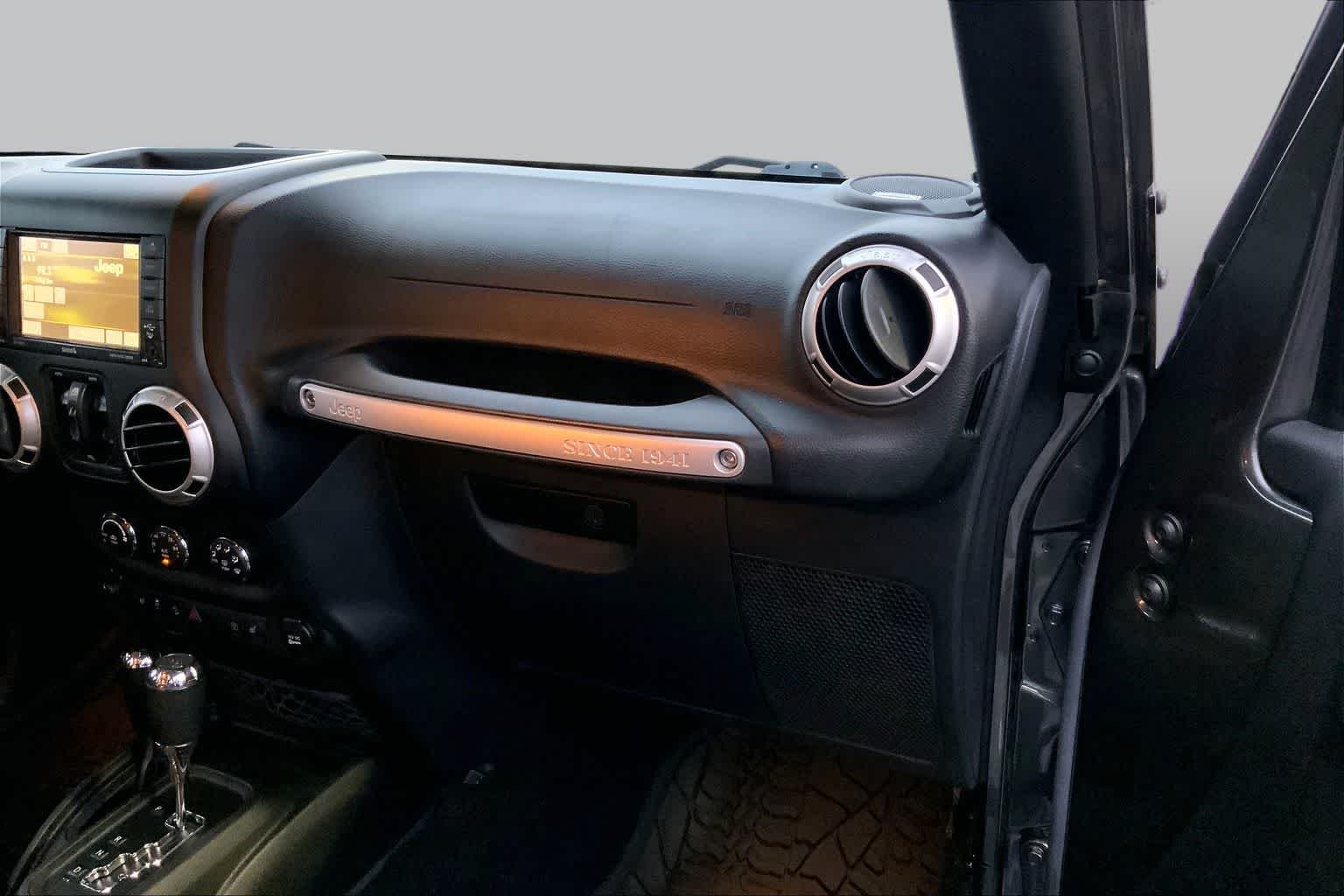 Used 2017 Granite Crystal Met. Clear Coat Jeep Sahara image 18