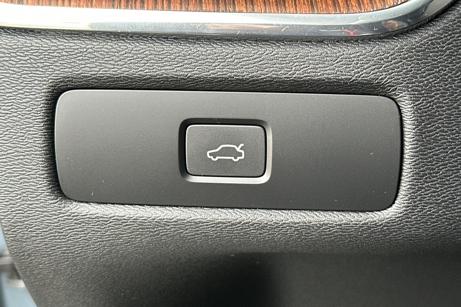 Used 2023 Gray Volvo B6 Ultimate Dark Theme image 33