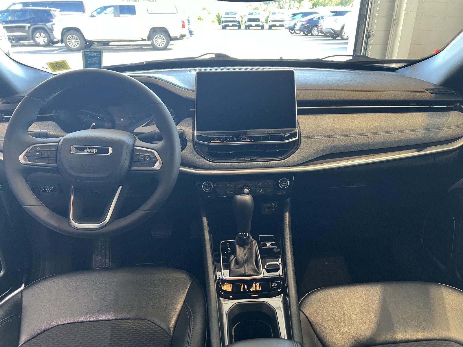 Used 2023 Diamond Black Crystal Pearlcoat Jeep Latitude image 14