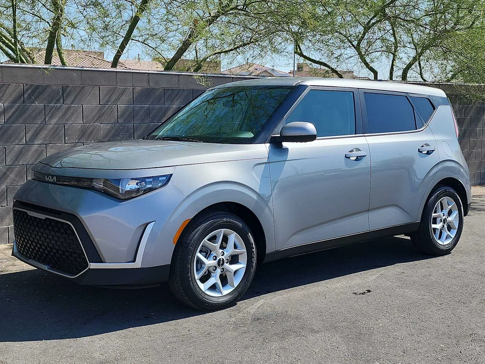 Used 2025 Steel Gray Kia LX image 4