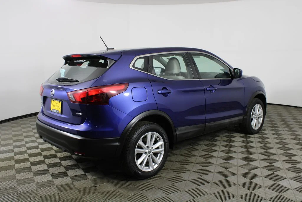 Used 2017 Blue Nissan S image 5