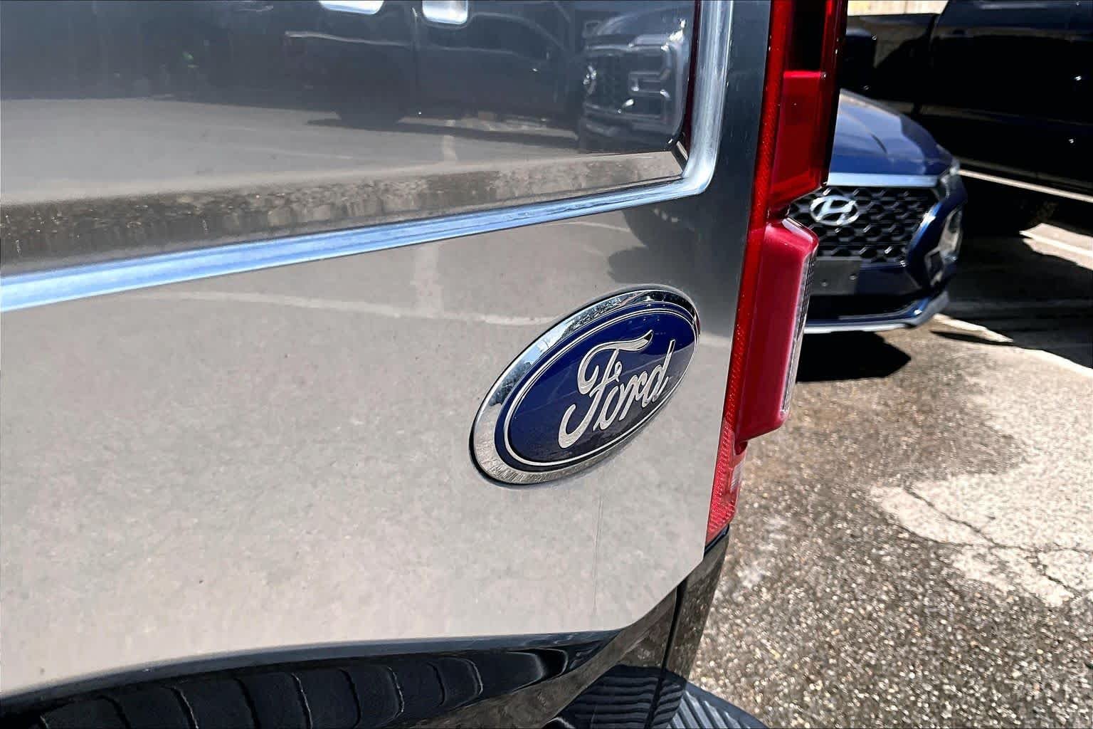Used 2016 Shadow Black Ford Platinum image 31