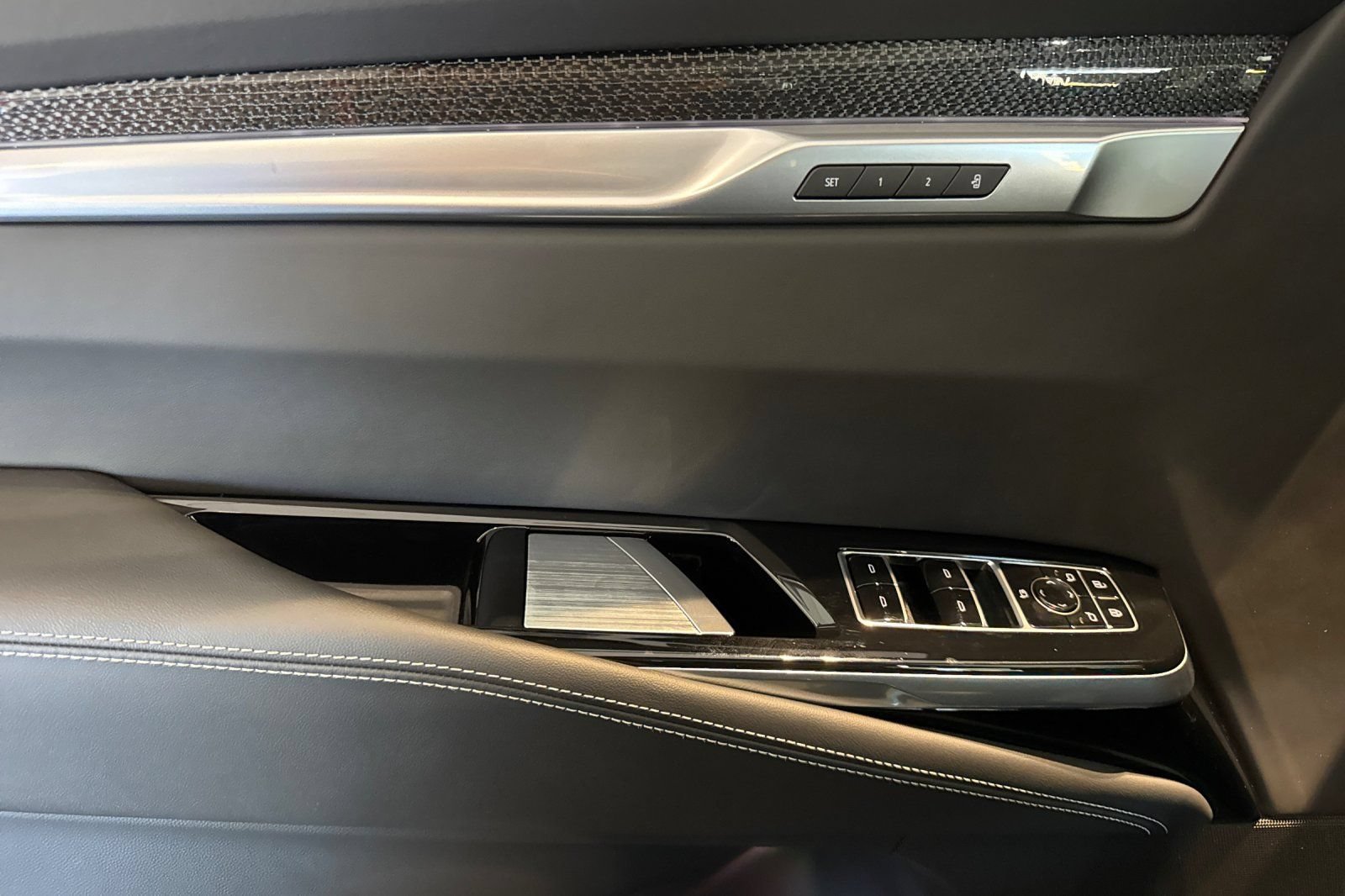 2026 Cadillac Escalade ESV V-Series - Photo 10