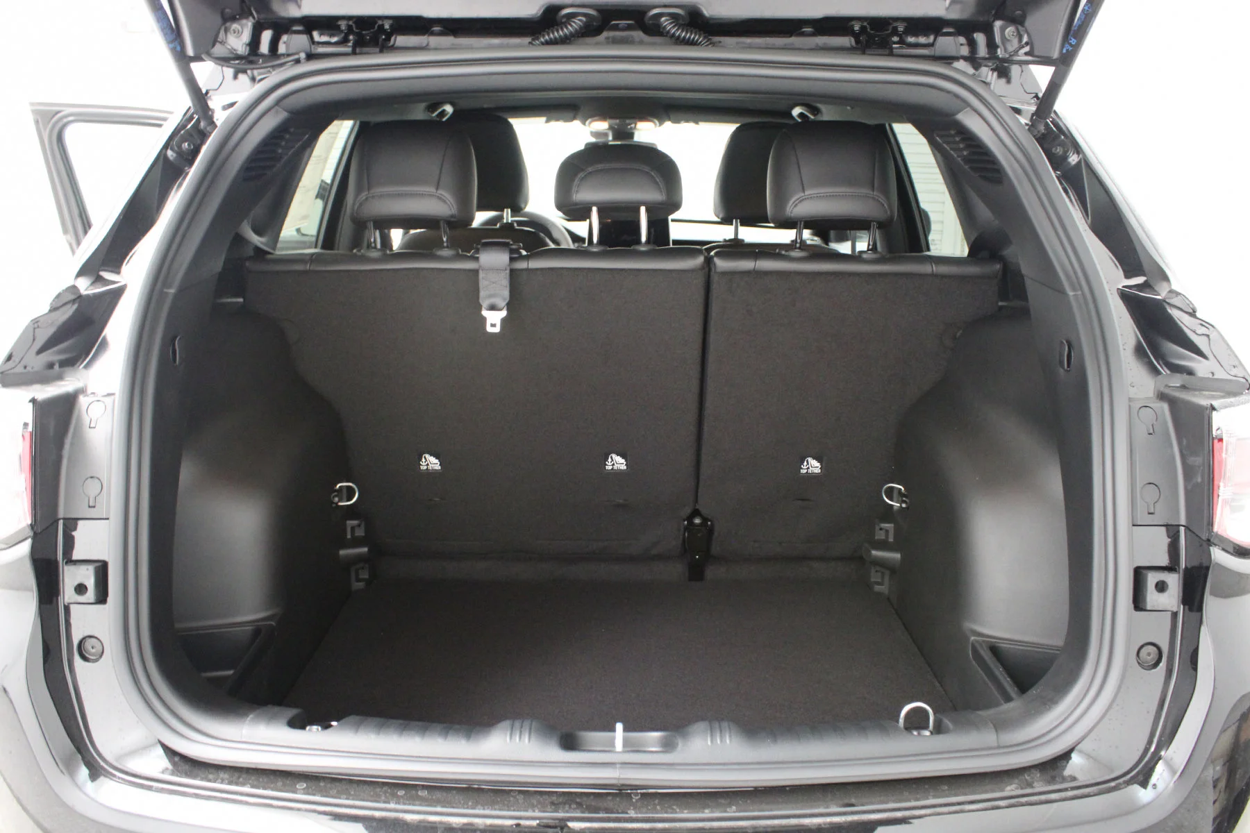 New 2026 Diamond Black Crystal Pearl-Coat Exterior Paint Jeep Latitude Altitude 4x4 image 16