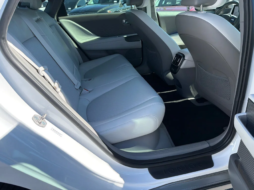 Used 2024 White Hyundai SEL image 15
