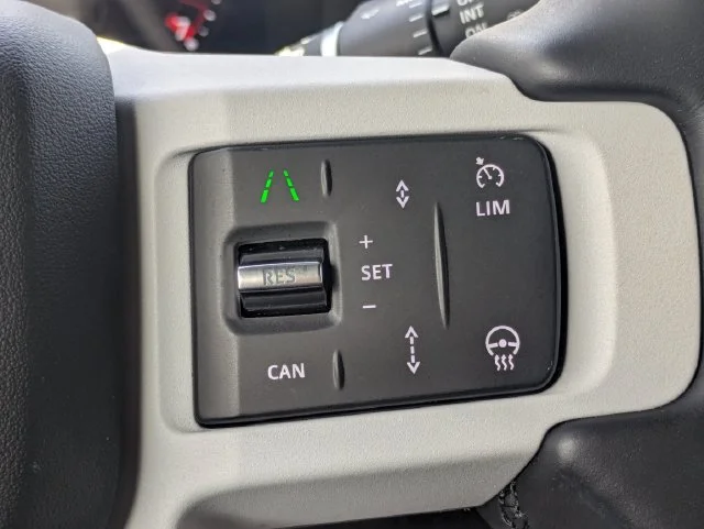 Used 2025 Fuji White Land Rover X-Dynamic SE image 24