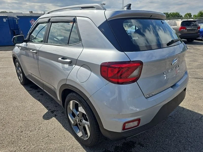 Used 2022 Silver Hyundai SEL image 5