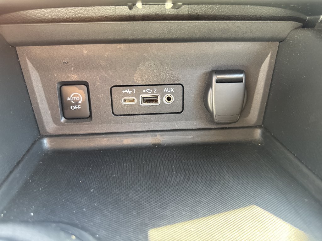 Used 2025 White Nissan SR image 25