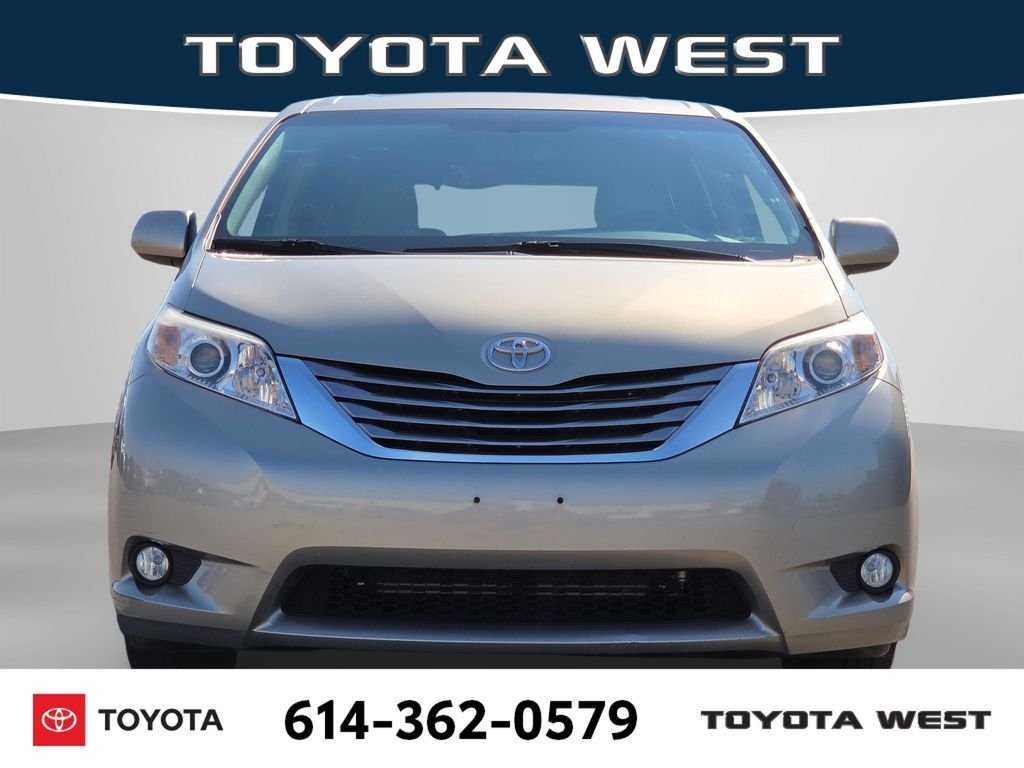 Used 2017  Toyota XLE image 2