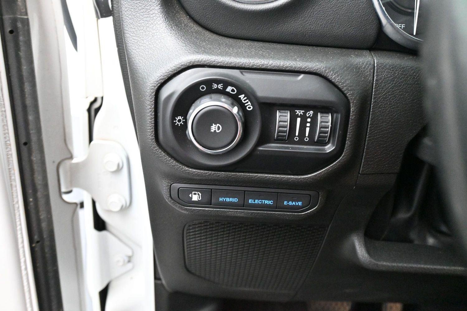 Used 2022 Bright White Clearcoat Jeep Unlimited Sahara image 15