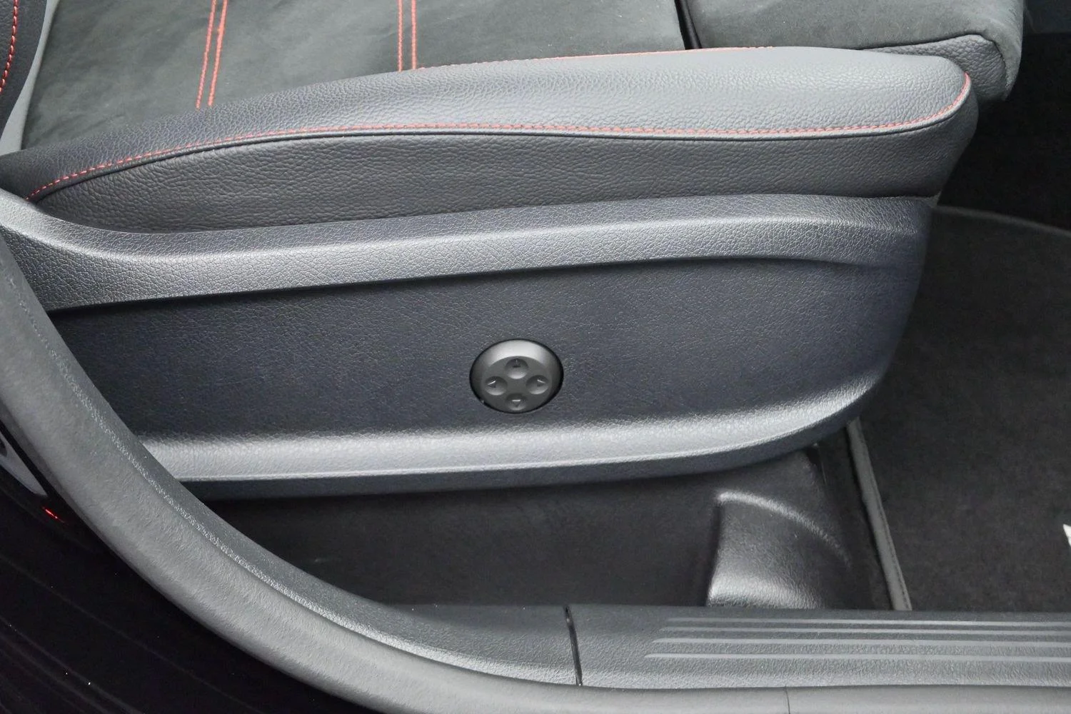 Used 2024 Black Mercedes-Benz GLB 250 image 29
