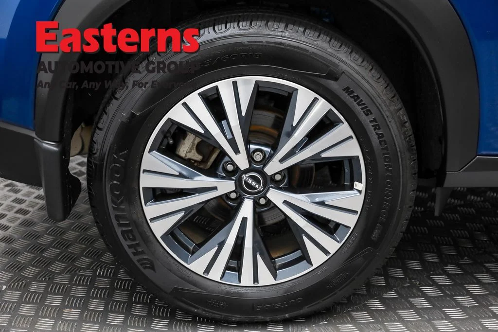 Used 2022 Blue Nissan SV image 29