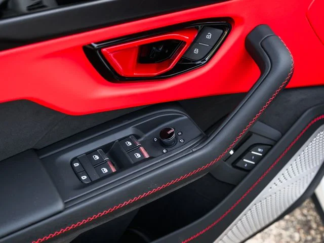 Used 2025  Lamborghini SE image 34