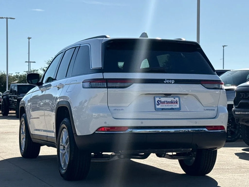 New 2026 Bright White Clear-Coat Exterior Paint Jeep Laredo X image 6