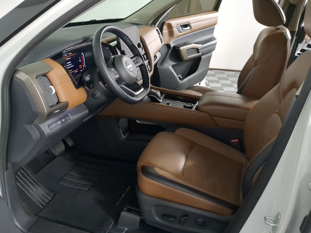 Used 2023 Pearl White Tricoat/Super Black Nissan Platinum image 11
