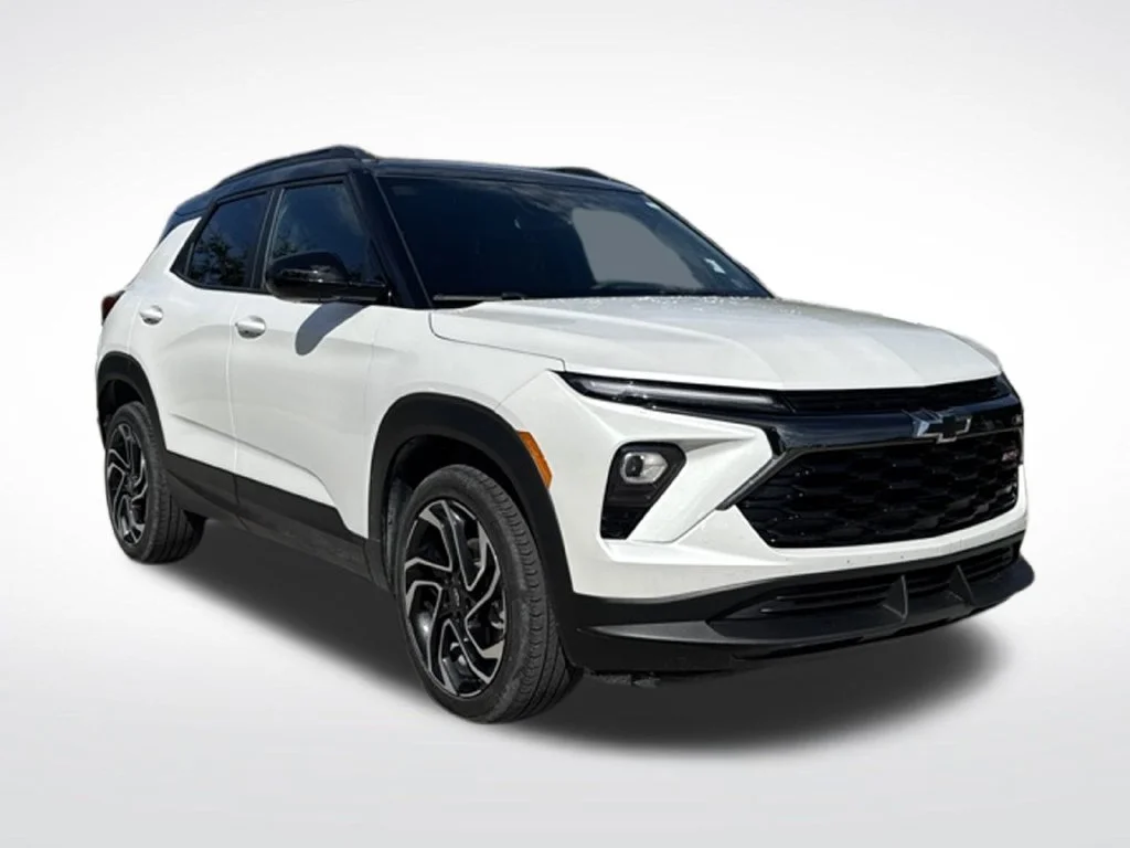 Used 2025 Pearl Chevrolet RS image 2