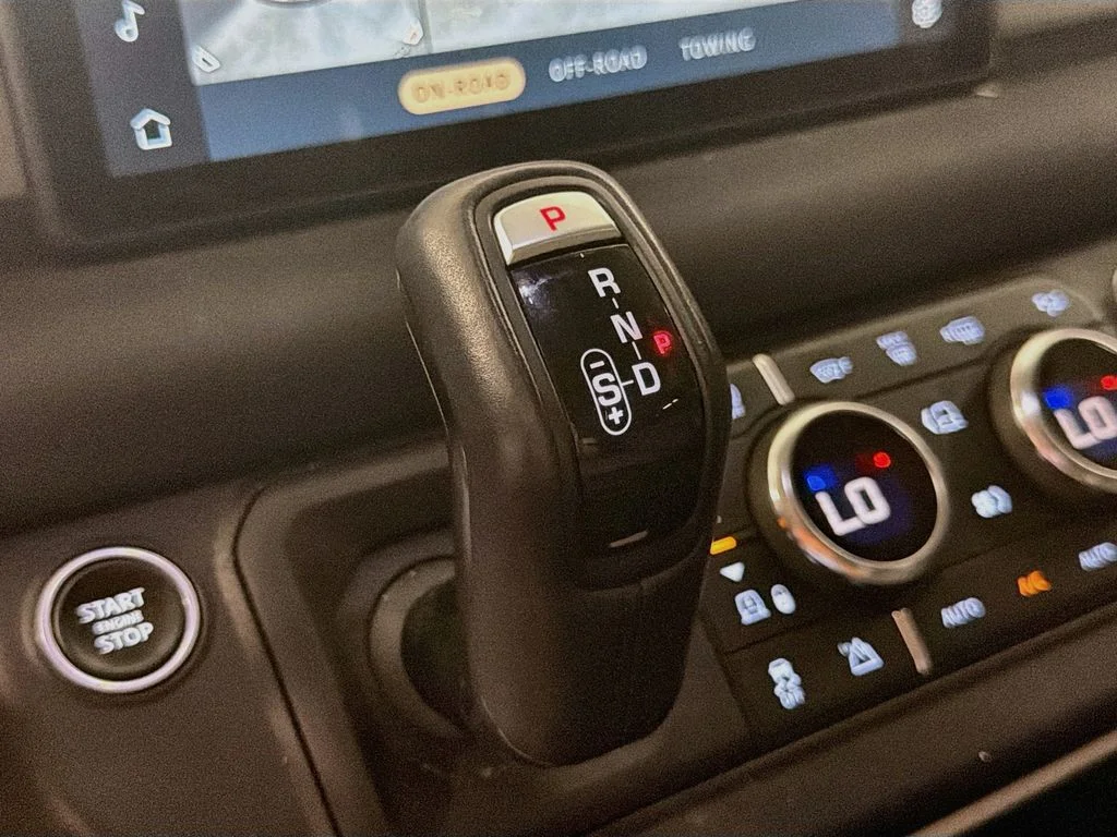 Used 2021 Eiger Grey Metallic Land Rover SE image 18