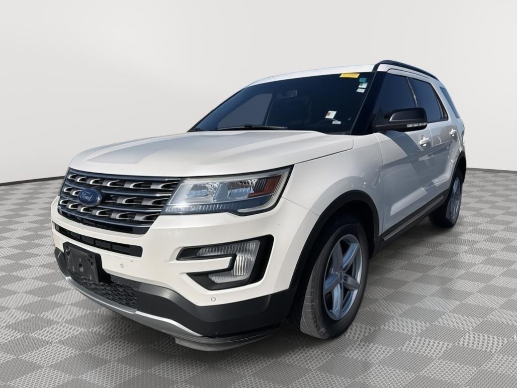 Used 2016 White Platinum Metallic Tri-Coat Ford XLT image 3