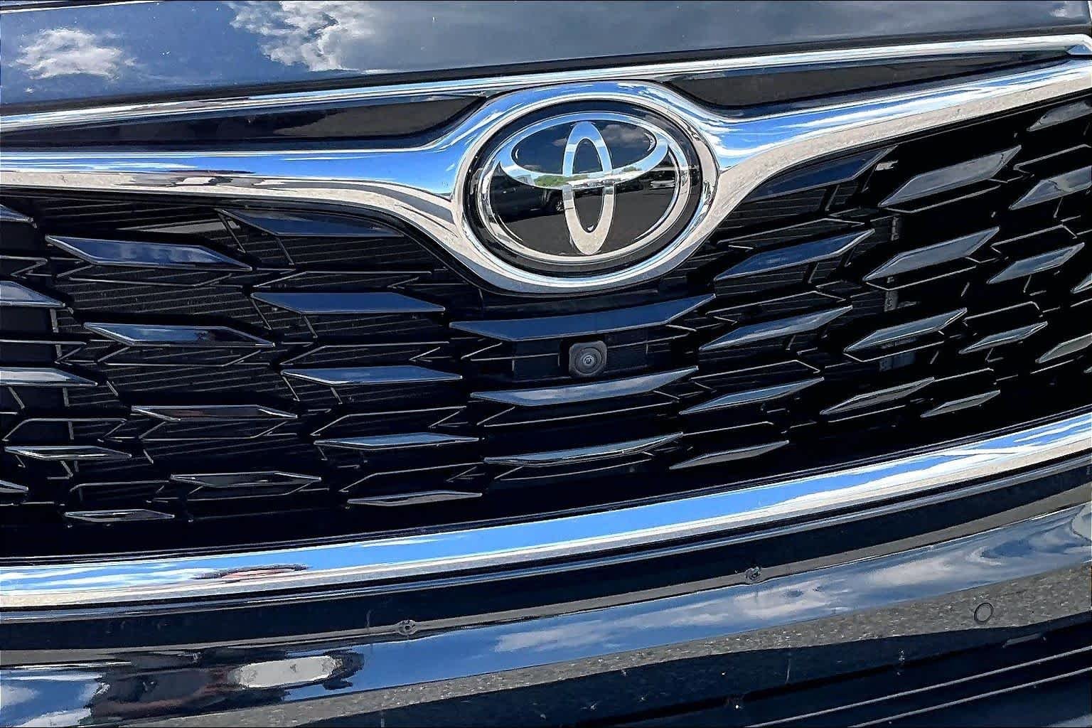 Used 2022 Midnight Black Metallic Toyota Limited image 29