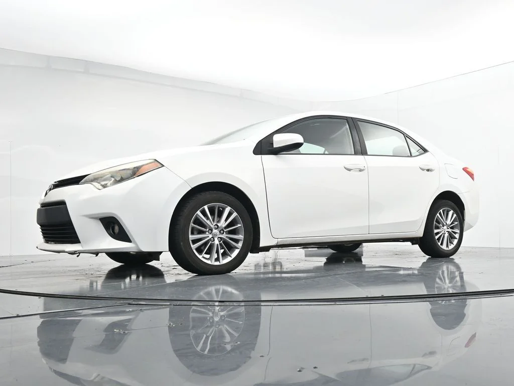 Used 2014 White Toyota LE Plus image 30