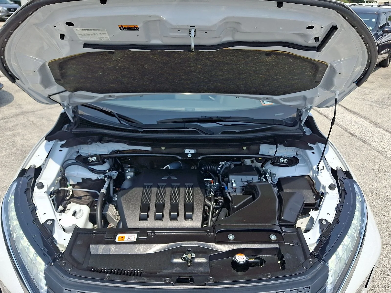 Used 2023 White Mitsubishi SE image 26