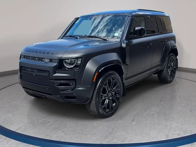 2026 Land Rover Defender 110 OCTA Black P635's photo