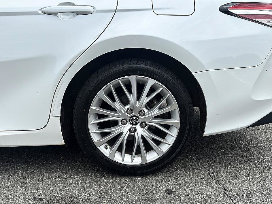 Used 2018 Wind Chill Pearl Toyota XLE image 10