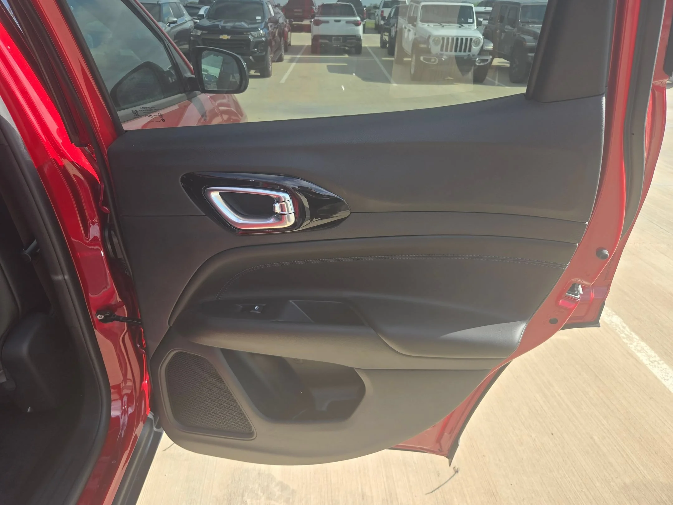 New 2026 Red Hot Pearl-Coat Exterior Paint Jeep Latitude image 23