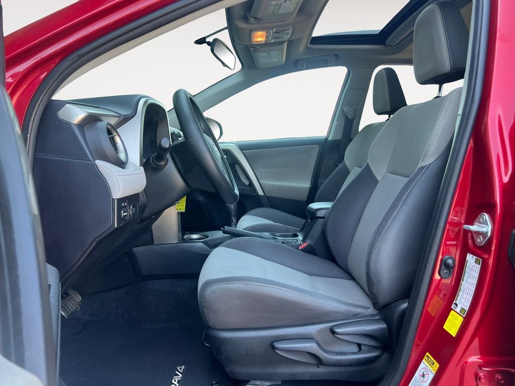 Used 2015 Red Toyota XLE image 9