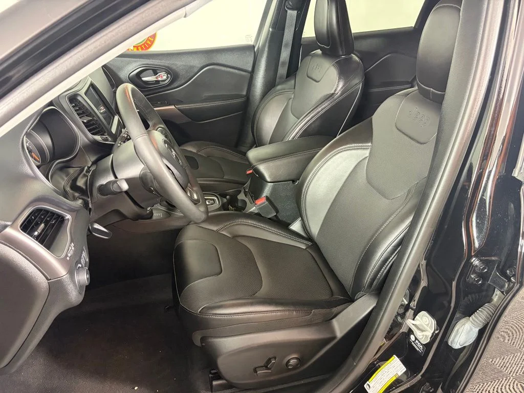 Used 2022 Black Jeep Latitude Lux image 12