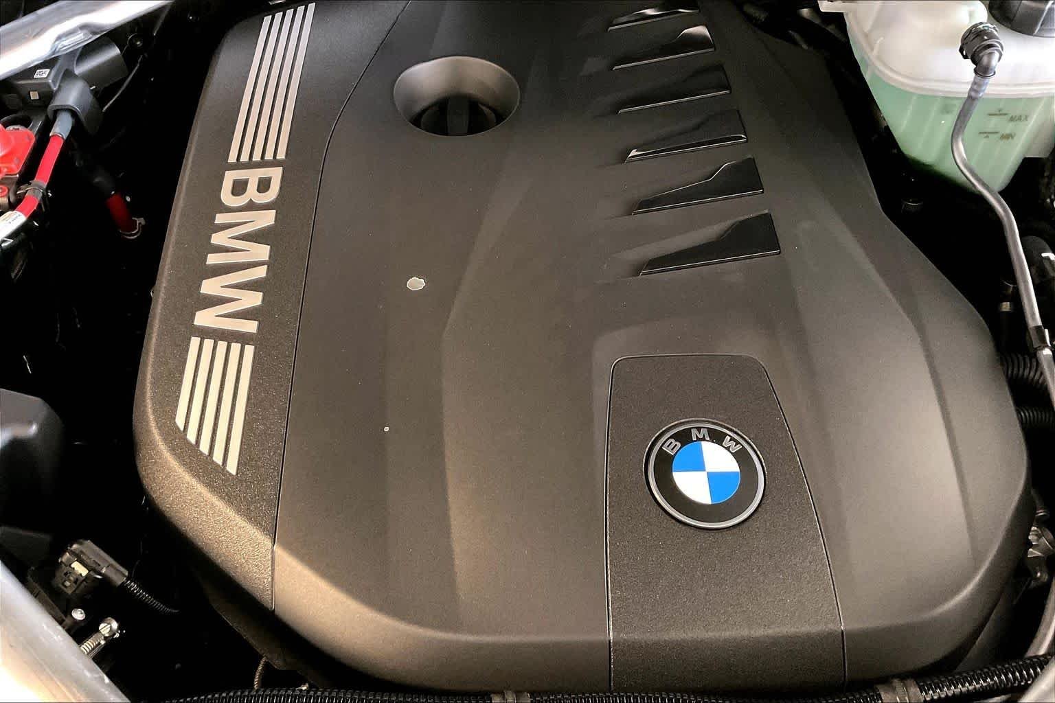 New 2027 Vancouver Green Metallic BMW 40 xDrive image 17