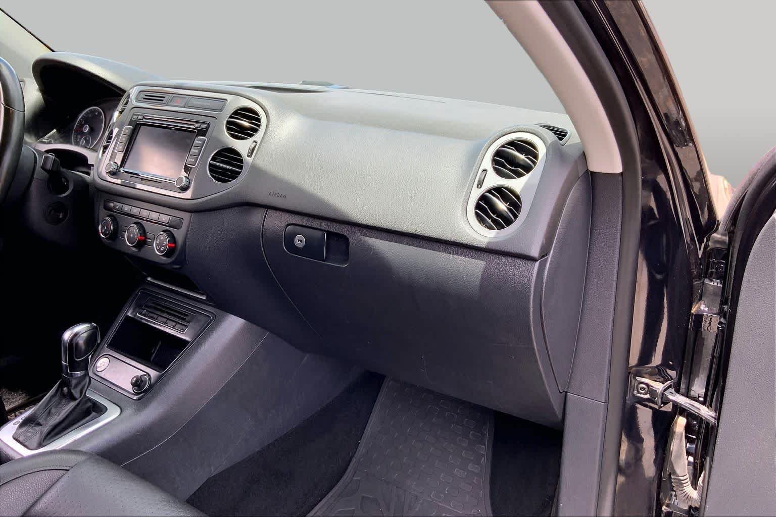 Used 2014 Reflex Silver Metallic Volkswagen SE image 16