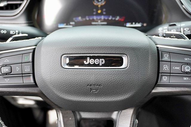 New 2026 Diamond Black Crystal Pearl-Coat Exterior Paint Jeep Limited image 39