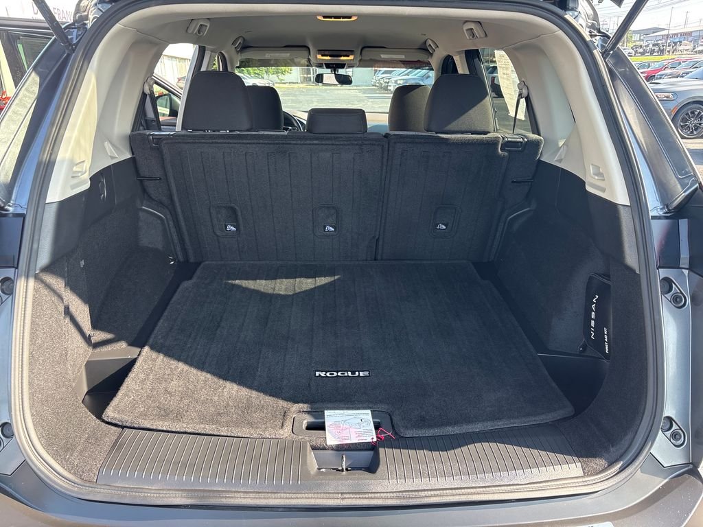 Used 2022 Gray Nissan SV image 9