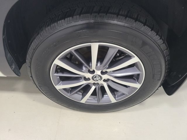 Certified Used 2018 Blizzard Pearl Toyota XLE image 44