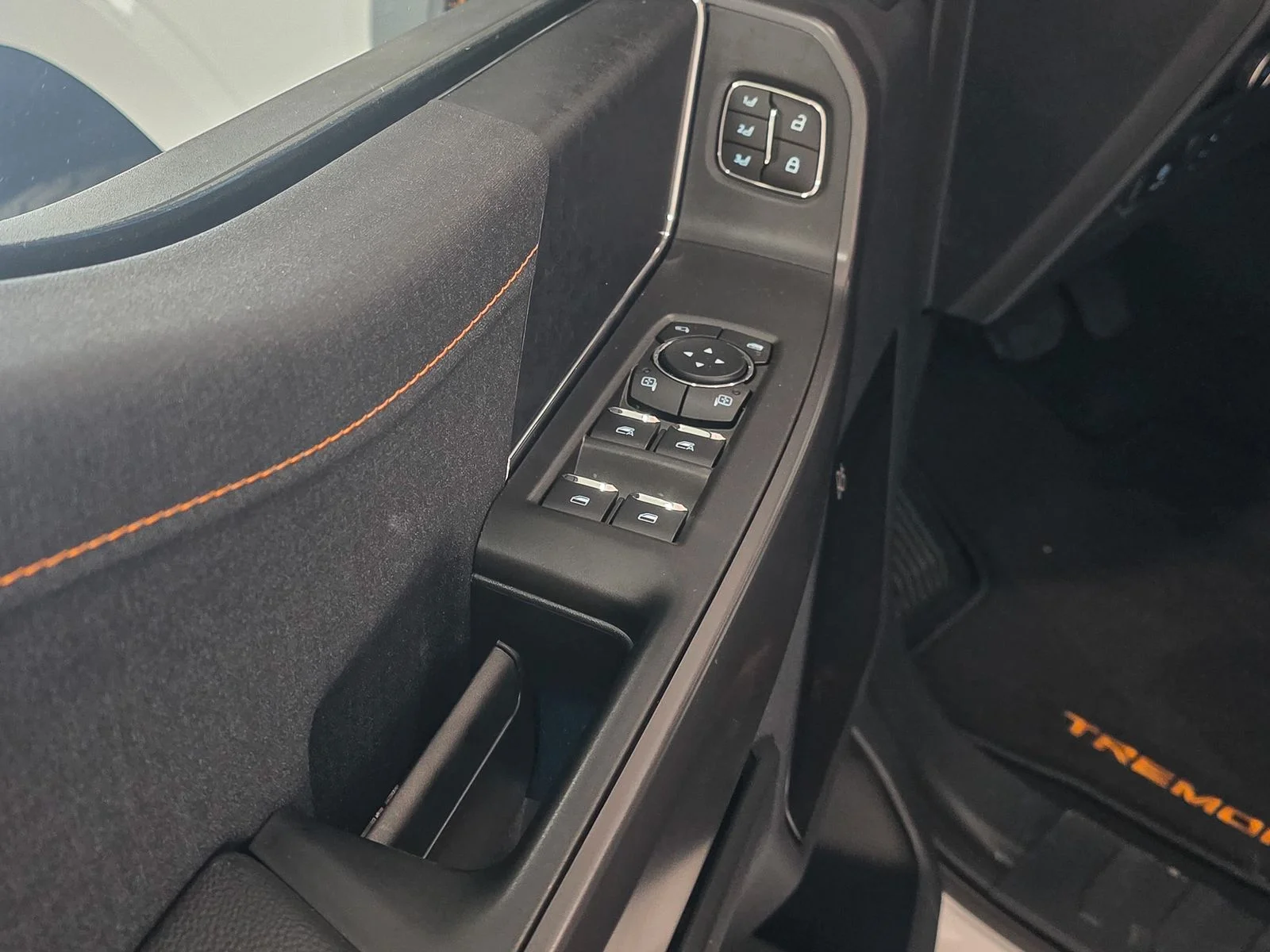 New 2025 Oxford White Ford Tremor® image 19