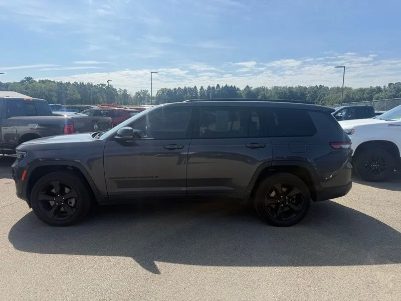 Used 2022 Gray Jeep Altitude image 19