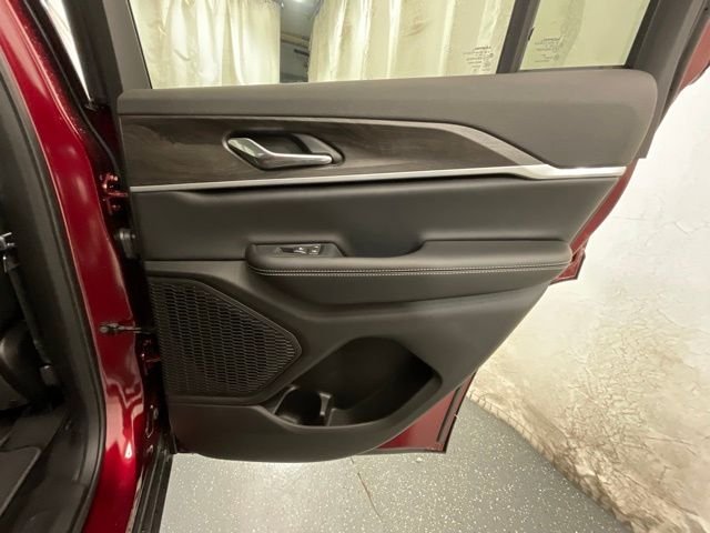 New 2026 Velvet Red Pearl-Coat Exterior Paint Jeep Laredo Altitude image 24