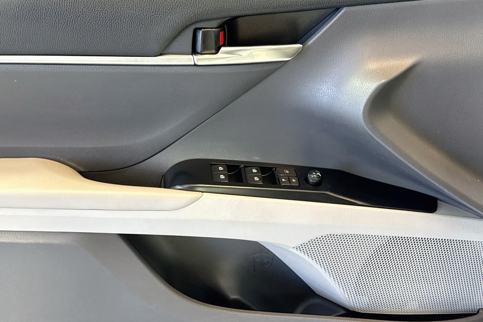 Used 2019 White Toyota Hybrid SE image 17