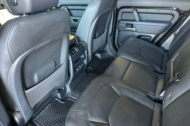 New 2026 Santorini Black Land Rover X-Dynamic SE image 11