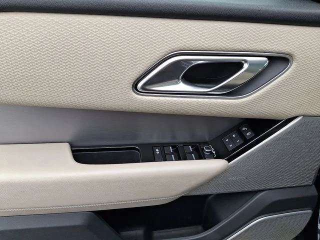 Used 2018  Land Rover SE R-Dynamic image 12