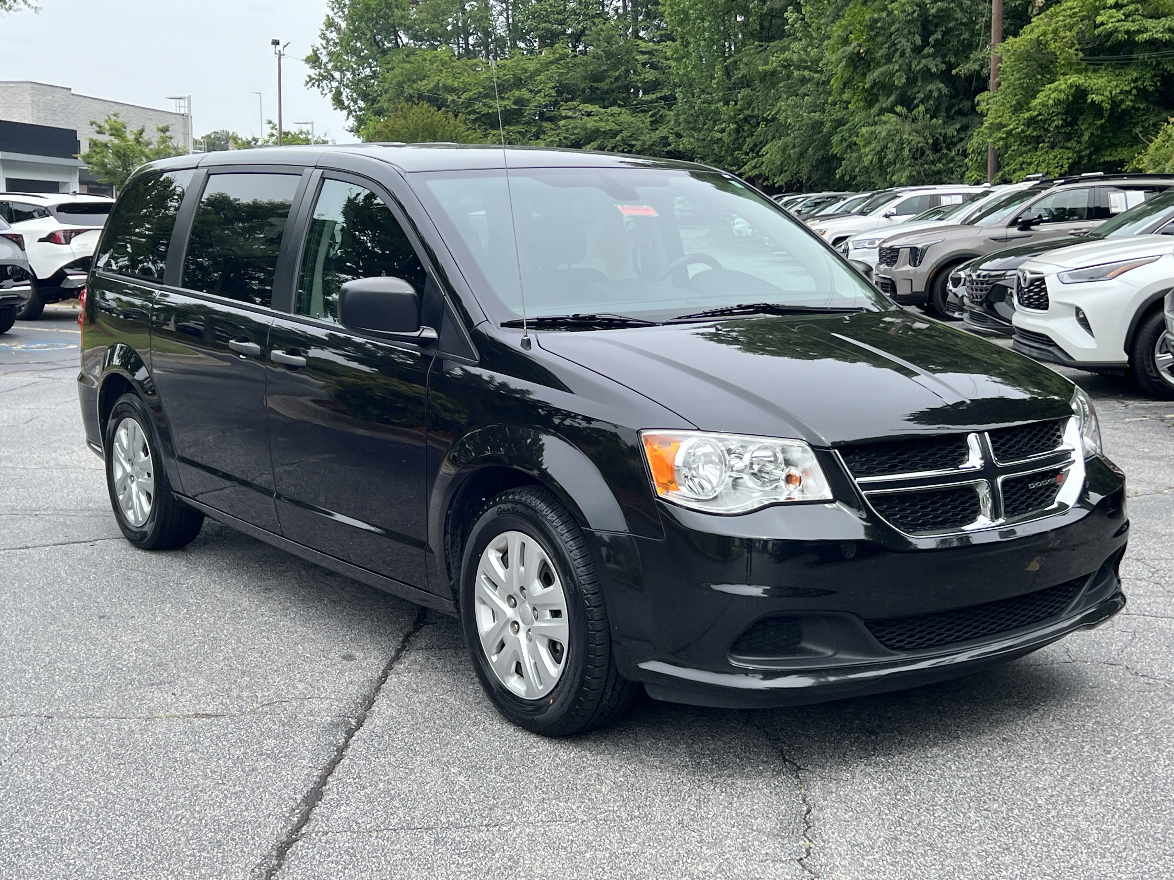 Used 2019 Black Onyx Crystal Pearlcoat Dodge SE image 4